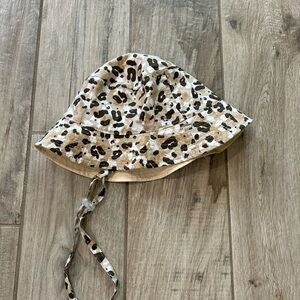 Girls leopard/beige reversible bucket hat